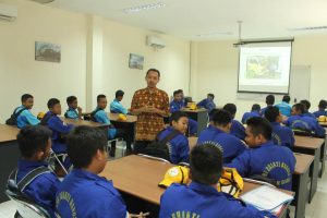 Pembekalan materi saat kunjungan industri