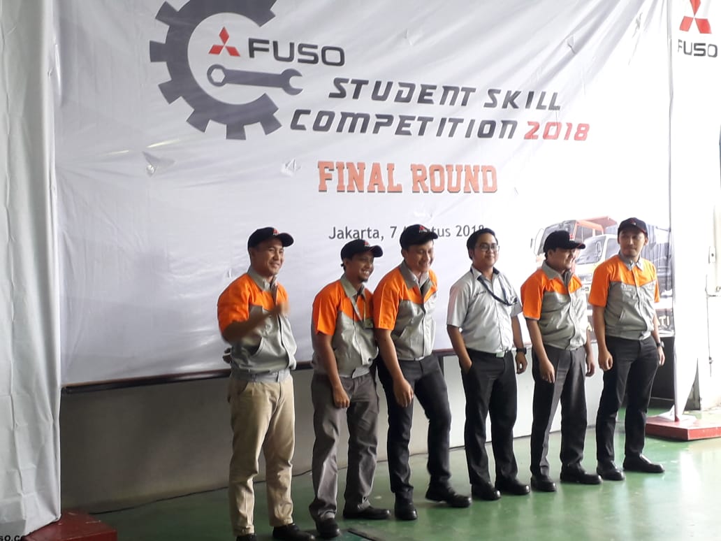 Siswa_SMK Bhakti Bangsa Jurusan Teknik Kendaraan Ringan (TKR) Sedang Melaksanakan Kegiatan Adu Skill di Fuso Student Skill Competition 2018