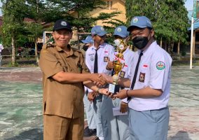 Penyerahan Piagam Penghargaan Siswa Berprestasi di Sekolah SMK Bhakti Bangsa Banjarbaru