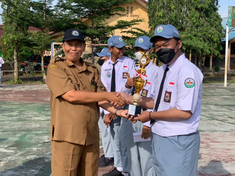 Penyerahan Piagam Penghargaan Siswa Berprestasi di Sekolah SMK Bhakti Bangsa Banjarbaru