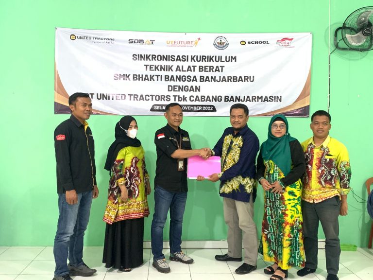 SINGKRONISASI KURIKULUM TEKNIK ALAT BERAT SMK BHAKTI BANGSA BANJARBARU DENGAN PT UNITED TRACTORS Tbk CABANG BANJARMASIN